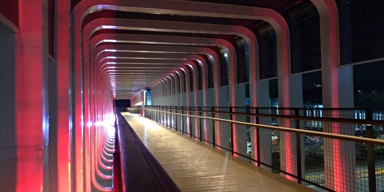 Revitalisasi Jembatan Penyebrangan Orang (JPO) Bundaran Senayan, Jakarta Pusat yang menggunakan lampu RGB (Red, Green, Blue). 