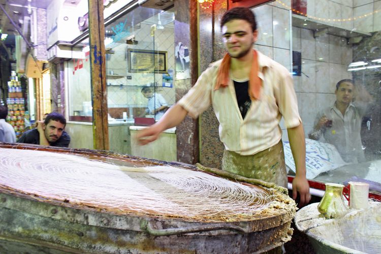 Proses pembuatan kunafa.