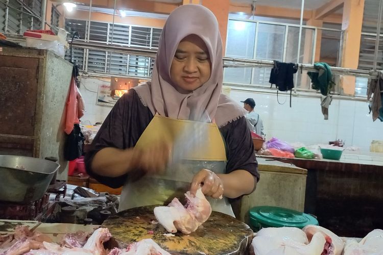 Aida, pedagang daging ayam di Pasar Beringharjo saat memotong ayam di kiosnya, Selasa (26/3/2024). Harga daging ayam saat ini Rp 40.000 per kg dari sebelumnya Rp 35.000 per kg.
