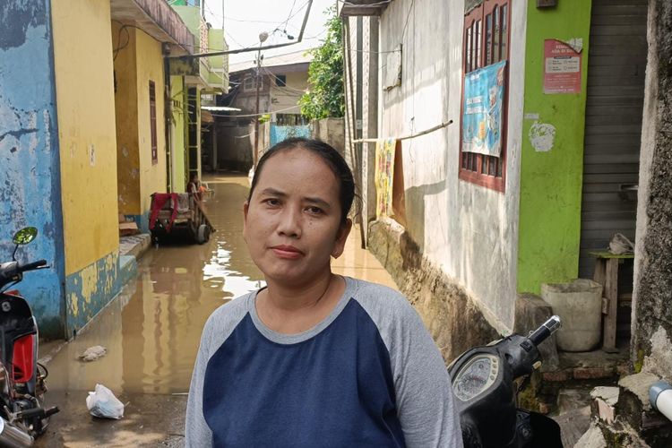 Warga Kampung Lebak, Bekasi Utara yakni Icih (39) saat ditemui di dekat rumahnya pada Kamis (4/5/2023). Kampung Lebak merupakan satu dari enam wilayah yang terdampak air kiriman dari Bogor, Jawa Barat.
