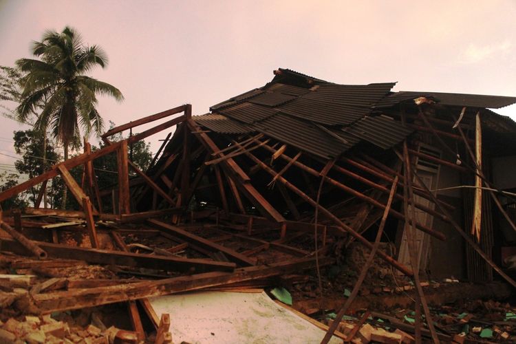 Kondisi bangunan madrasah di daerah Kecamatan Cibeber, Kabupaten Cianjur, Jawa Barat yang ambruk diterjang hujan lebat dan angin kencang, Rabu (12/2/2020) petang.