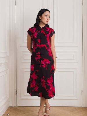 Model mengenakan Cheongsam dengan motif bunga merah.