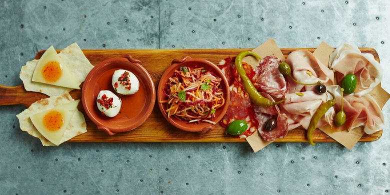 Antipasti Plank Meat sebagai menu pembuka andalan di Jamies Italian Bali.