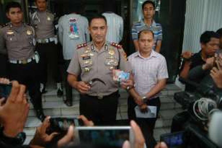 Kepala Polres Bogor Kota Ajun Komisaris Besar Suyudi Ario Seto saat menggelar rilis kasus pungutan liar, di Mapolres Bogor Kota, Senin (1/11/2016).