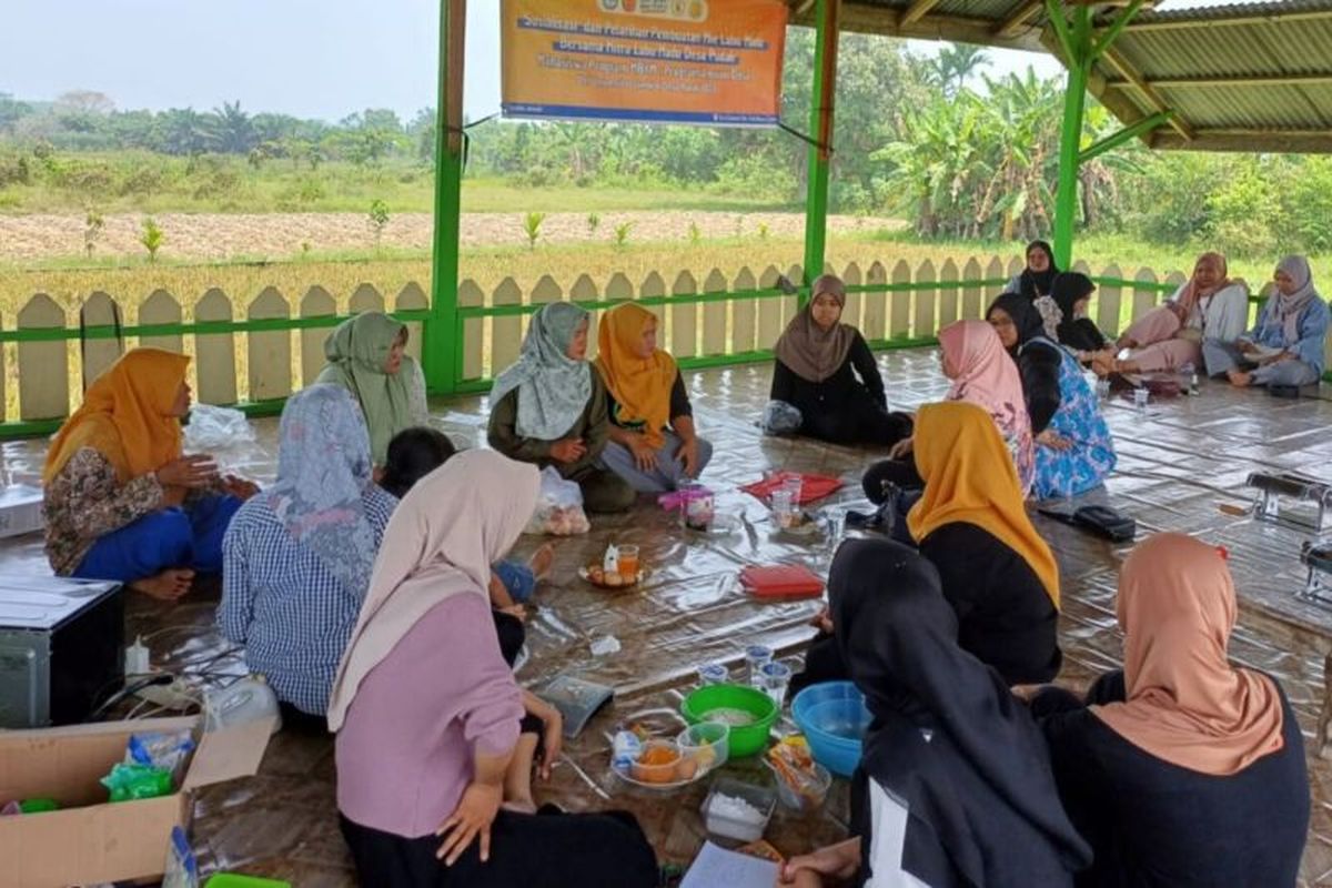 Pelatihan pembuatan mi dengan berbahan baku labu madu, mentega, telur dan tepung oleh mahasiswa Universitas Jambi