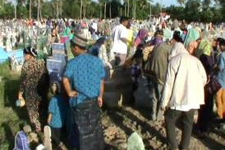 Ribuan warga yang berziarah ke makam keluarga, pahlawan dan ulama ternama di Pinrang, Sulawesi Selatan  menyebabkan kepadatan dan kemacetan panjang di  jalan-jalan menuju lokasi pekuburan.