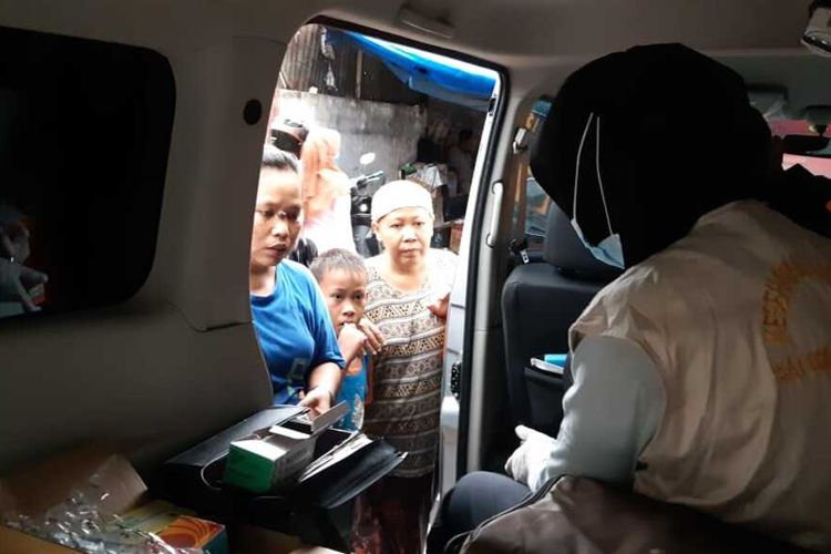 Sejumlah warga mendatangi mobil ambulans yang disediakan oleh Brimob Polda Sumut di Kelurahan Sei Mati, Kecamatan Medan Maimun pada Jumat (4/12/2020) untuk para korban banjir.