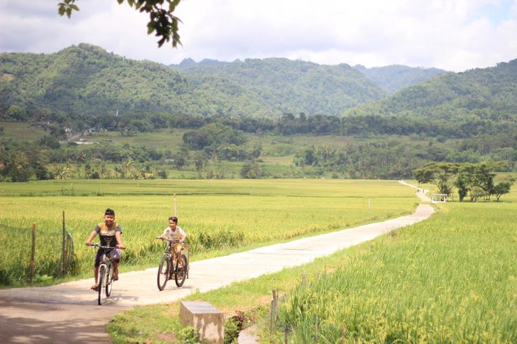 Tempat wisata di Yogyakarta - Angkringan kekinian Geblek Menoreh View di Kulon Progo, Yogyakarta. Pilihan tempat makan di Yogyakarta dengan pemandangan indah.