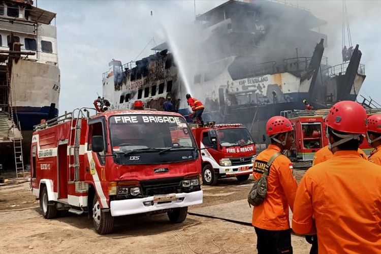 Kapal penyeberangan Roll On Roll Off (Roro) KMP Sembilang yang sedang melakukan docking (Perbaikan) tahunan di galangan kapal PT. Karimun Marine Shipyard (KMS), Rabu (31/7/2019) meledak.