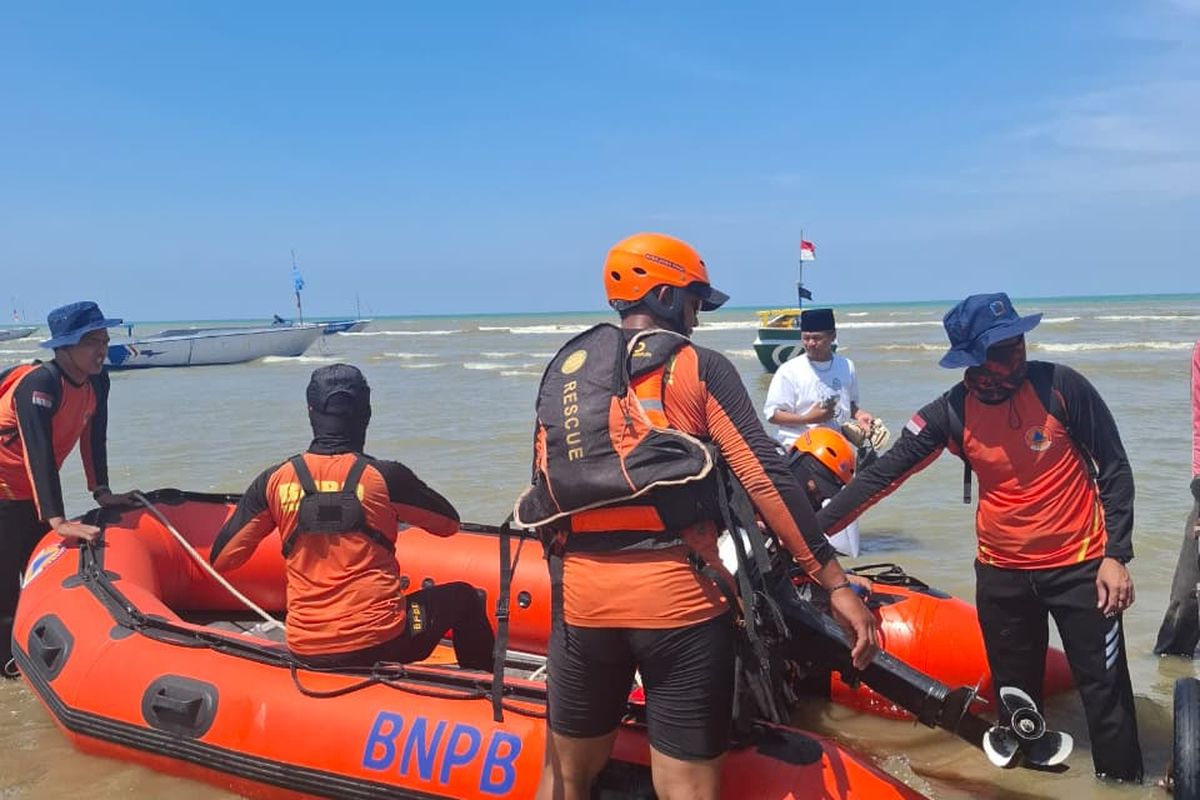 Tim BPBD Sampang melakukan pencarian nelayan hilang