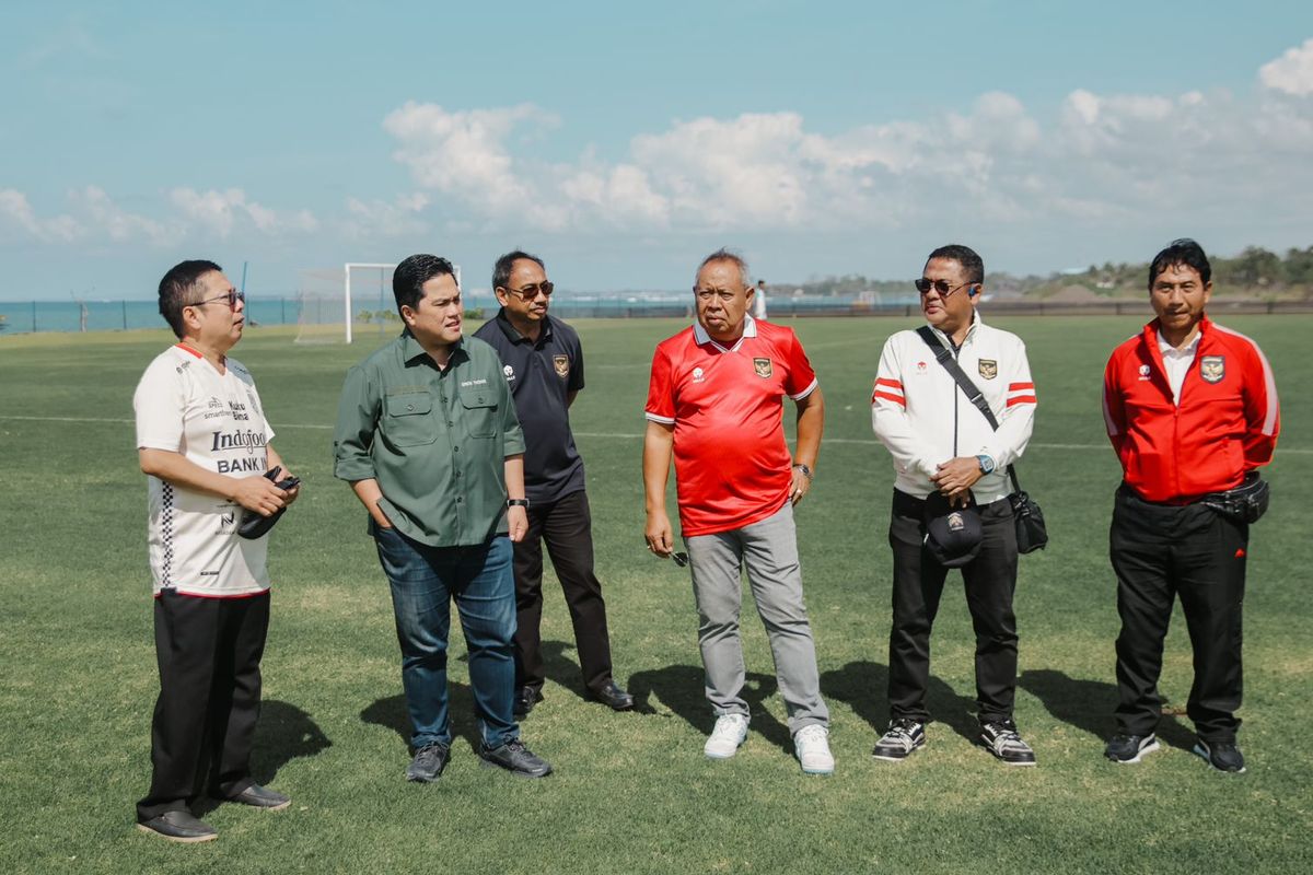 Ketua Umum PSSI Erick Thohir ditemani Komisaris Bali United Pieter Tanuri (kiri) saat mengunjungi peserta seleksi pemain untuk menjadi bagian Timnas U17 Indonesia yang berlangsung di Bali United Training Center, Pantai Purnama Gianyar, Minggu (16/7/2023) pagi. 