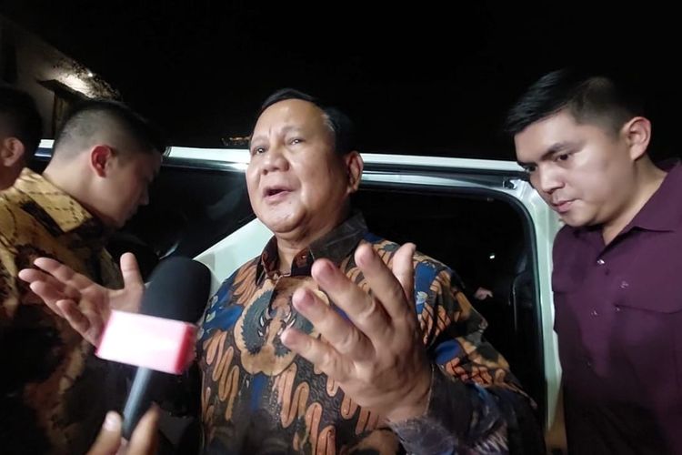Calon presiden pemenang Pilpres 2024, Prabowo Subianto usai mengumpulkan tim hukumnya di Kertanegara, Jaksel, Selasa (23/4/2024).