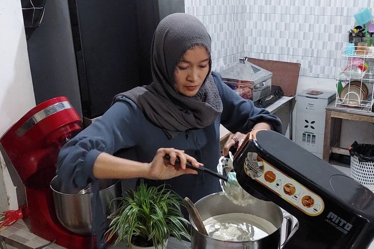 Asih membuat kue pesanan pelanggan di rumahnya Dusun Krajan Lor Desa beji Lor Kecamatan Suruh Kabupaten Semarang