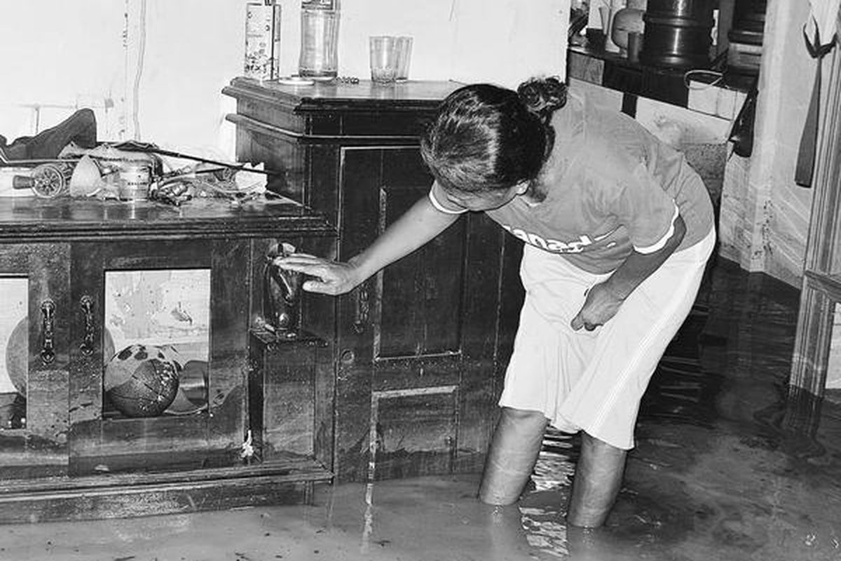 Rumah Rohati (45) di RT 9 RW 1 Kelurahan dan Kecamatan Duren Sawit, Jakarta Timur, sejak hari Selasa (10/11) sore terendam air setinggi pinggang orang dewasa. Pada hari Rabu pukul 16.00 kemarin, air di rumahnya masih setinggi 20 sentimeter. Air merendam kawasan RT 9, 11, dan 12 RW 1 setelah kawasan pemancingan di daerah tersebut diuruk.