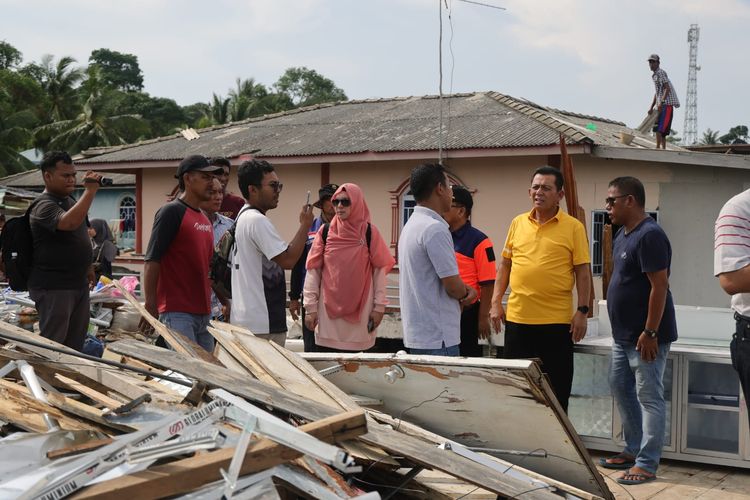 Pemerintah Provinsi Kepulauan Riau (Kepri) melalui Badan Penanggulangan Bencana Daerah (BPBD) menyalurkan bantuan berupa 83 paket sembako kepada korban bencana puting beliung di Pulau Kasu atau tepatnya di Kampung Baru RT 001 RW 001, Kelurahan Kasu, Kecamatan Belakang Padang, Batam.