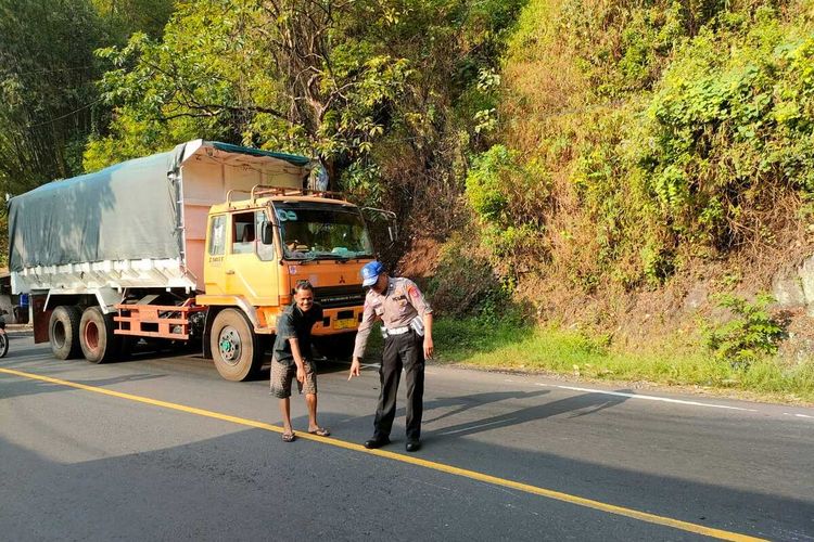 Polisi melakukan olah TKP di Jalan Raya Bandung-Cirebon, Rabu (26/7/2023) pagi. DOK. Polres Sumedang/KOMPAS.com