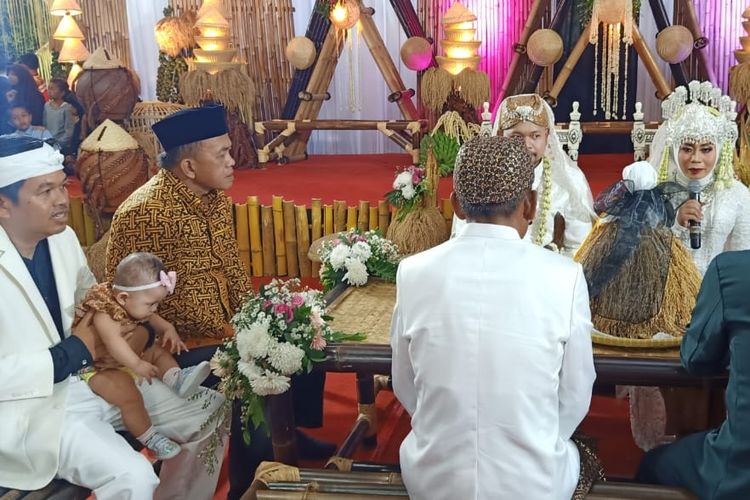 Siti Wulan Rosdiani Nurfalah dan Bambang Haryanto di Kampung Sukadaya, Desa Sukasari, Kecamatan Dawuan, Kabupaten Subang, Jumat (1/11/2019).