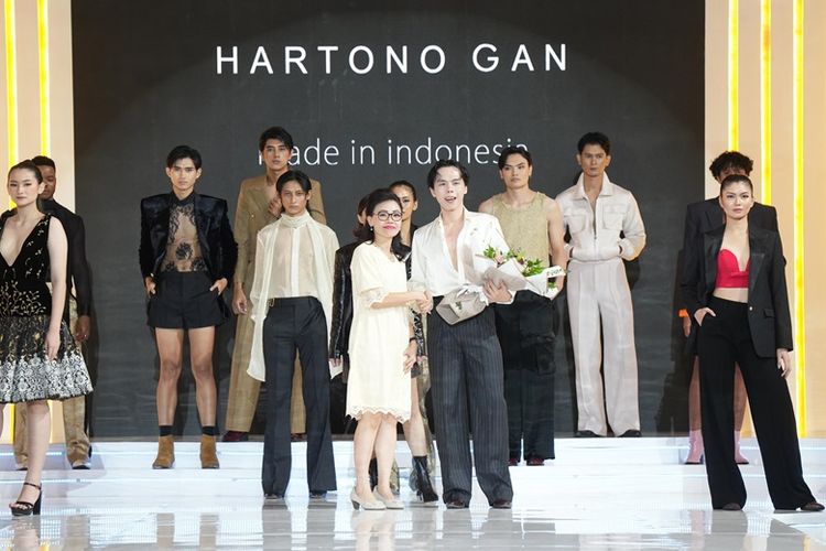 Hartono Gan menjadi salah satu desainer yang tampil pada fashion runway dalam perayaan anniversary Lippo Mall Kemang. 