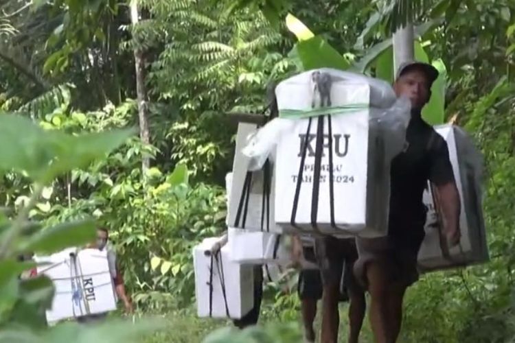 Sebanyak 24 orang warga Kecamatan Pinogu membawa logistik Pemilu dengan berjalan kaki menembus hujan belantara Taman Nasional Bogani Nani Wartabone. Mereka mendapat pengawalan ketat dari kepolisian, TNI, KPU, dan Bawaslu.