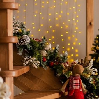 dekorasi natal dengan banyak lampu