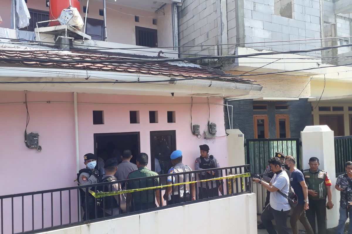 Rumah kontrakan di Jalan Kramat, Kelurahan Lubang Buaya, Cipayung, Jakarta Timur, tempat produksi narkoba jenis sabu-sabu digerebek polisi. Foto diambil Senin (2/3/2020).