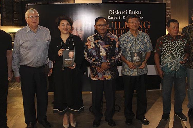 Dari kiri: Alexander, Scott Younger, Dewi Mariana Senduk, Komaruddin Hidayat, SD Darmono, Bahful Ulum, Basuki T Purnama