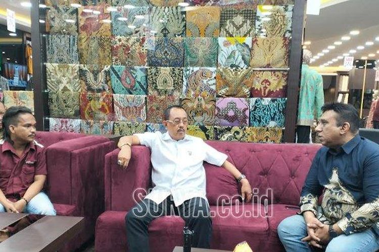 KLARIFIKASI ADUAN - Wakil Wali Kota Surabaya Armuji Selasa (22/4/2025) mendatangi pengusaha India pemilik toko tekstil di Jl Basuki Rahmat Surabaya untuk mengklarifikasi aduan karyawannya terkait menggilir Jumatan. Wawali Cak Ji ini memberi atensi khusus dengan sidak ke toko tekstil di Jl Basuki Rahmat Surabaya