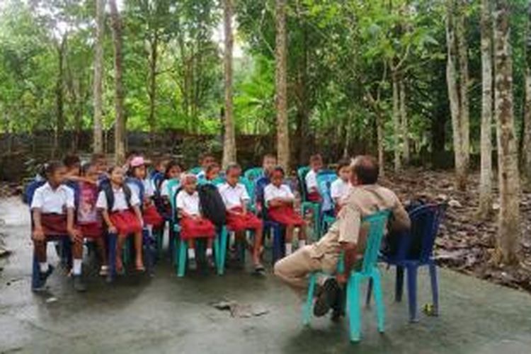 Beginilah kondisi siswa korban bencana dam natural Wai Ela di desa Negeri Lima Kecamatan Leihitu Kabupaten Maluku Tengah. mereka terpaksa belajar di tenda darurat dan di alam terbuka karena pemerintah daerah setempat belum juga membangun sekolah-sekolah yang hancur di desa tersebut saat musibah banjir bah menerjang desa tersebut dua tahun yang lalu