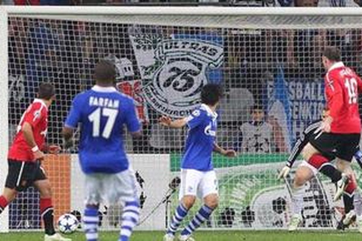 Penyerang Manchester United, Wayne Rooney (kanan), mencetak gol kedua untuk timnya pada leg pertama semifinal Liga Champions melawan Schalke, di Veltins Arena, Selasa (26/4/2011).