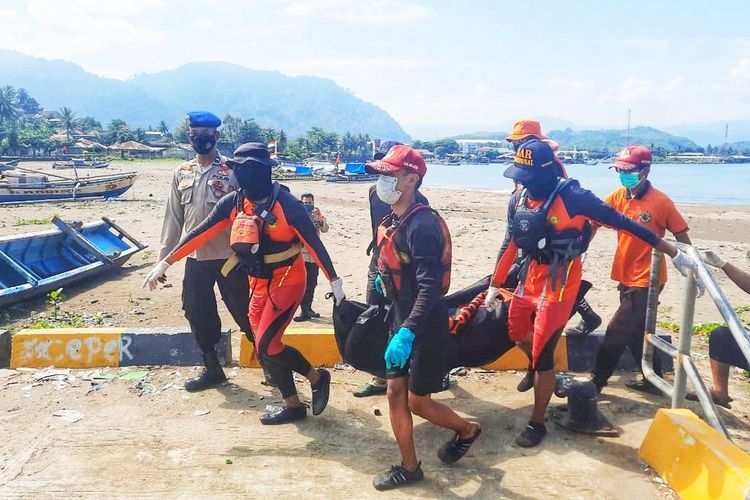 Tim SAR gabungan evakuasi korban yang ditemukan setelah hilang tenggelam di laut selatan Sukabumi, Jawa Barat, Senin (12/9/2022).