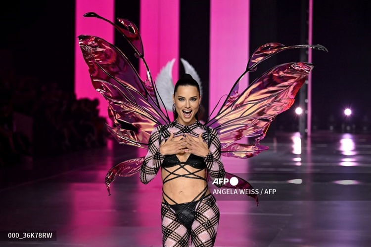 Model Adriana Lima di runway Victoria's Secret Fashion Show di Duggal Greenhouse, Brooklyn Navy Yard, Brooklyn, New York, AS, Rabu (15/10/2024).