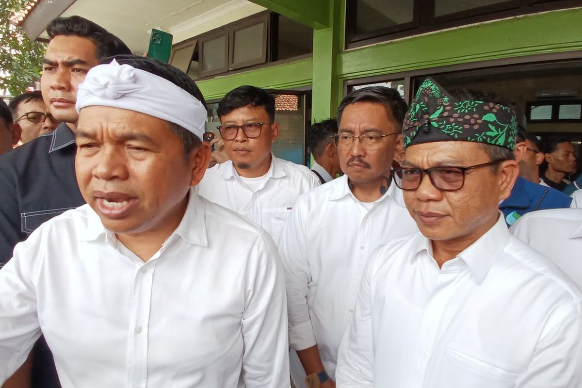 Gubernur Jawa Barat Dedi Mulyadi saat diwawamcarai di Kantor Kecamatan Dayeuhkolot, Kabupaten Bandung, Jawa Barat, soal relolasi warga di bantaran sungai Citarum, Rabu (10/12/2025)