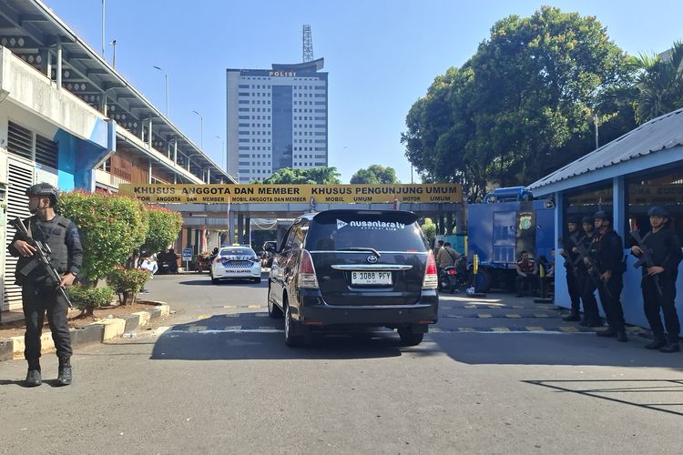 Pintu Masuk Polda Metro Jaya Masih Dijaga Brimob Bersenjata, Identitas Pengunjung Diperiksa