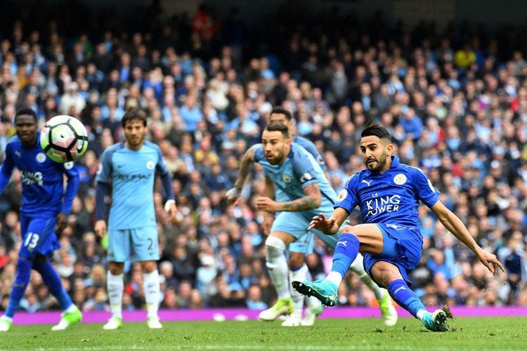 Riyad Mahrez (26) gagal mengeksekusi penalti saat Manchester City melawan Leicester City pada partai lanjutan Premier League - kasta pertama Liga Inggris - di Stadion Etihad, Sabtu (13/5/2017).