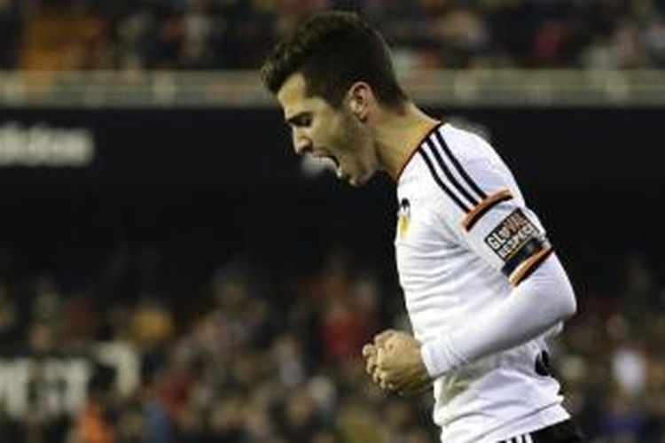 Bek kiri Valencia, Jose Luis Gaya.