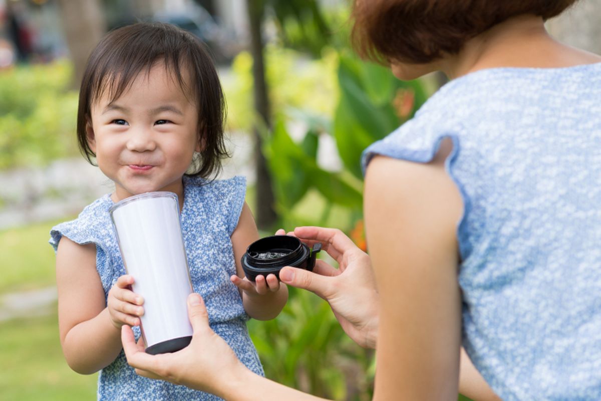 Ilustrasi anak minum susu.