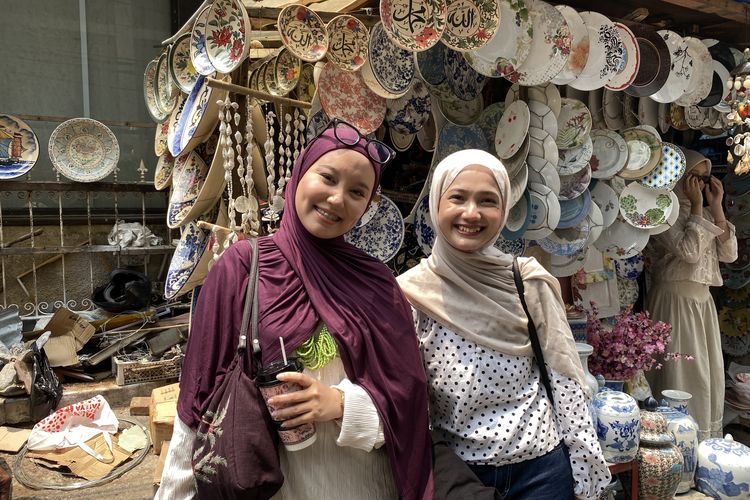 Jauh-jauh dari Bandung, Shafa Sengaja Datang ke Toko Koboy Keramik Mayestik yang Viral