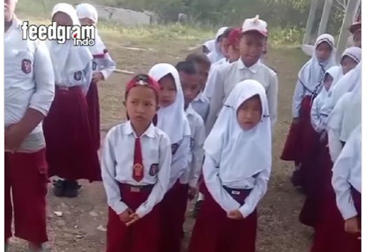 Sebuah video yang menunjukkan siswa Sekolah Dasar (SD) Satahi Galanggang di Kecamatan Padangbolak, Kabupaten Padanglawas Utara, Sumatera Utara, tak belajar karena guru absen viral di media sosial.