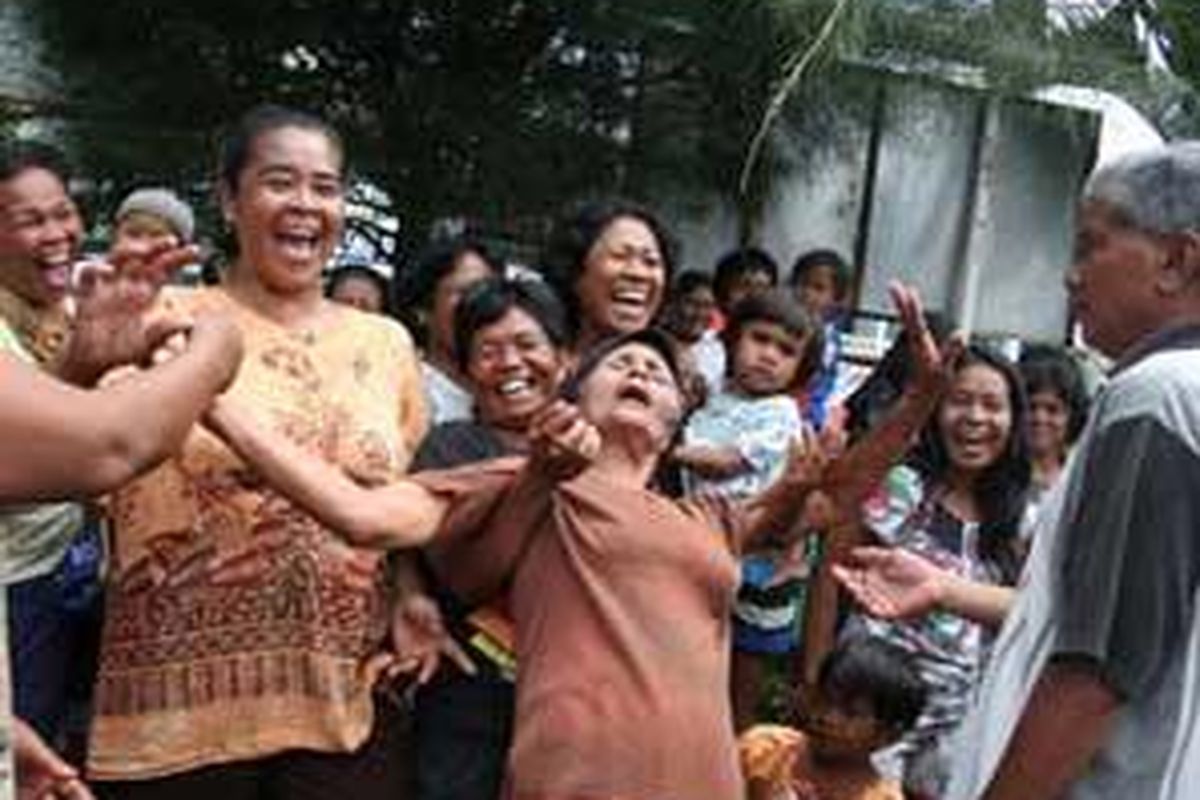 Ratusan ibu-ibu dari Kelurahan Purus, Kecamatan Padang Barat, Kota Padang, Sumatera Barat, menggelar unjuk rasa di Kantor Kecamatan Padang Barat menuntut pembagian uang lauk pauk, Rabu (28/10). Mereka tak terdata sebagai penerima bantuan uang tunai yang besarnya Rp 5.000 per orang itu, padahal gempa membuat keluarga mereka menderita.