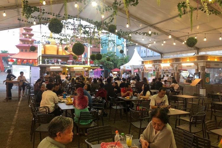 Pengunjung di Jakarta Food Street Festival 2018, La Piazza, Kelapa Gading.