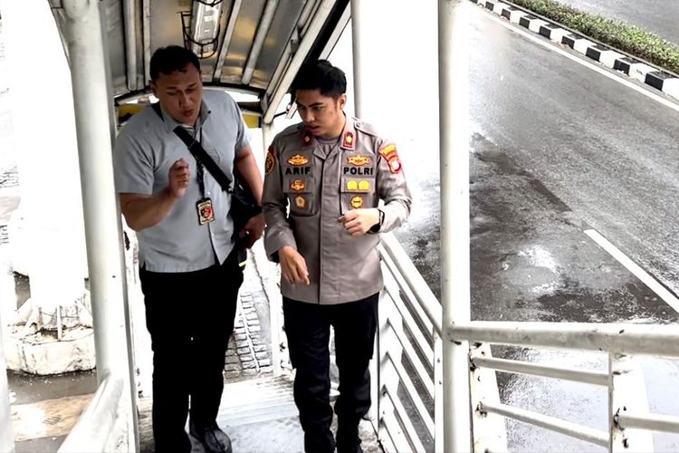 Kapolsek Setiabudi Kompol Arif Purnama Oktora saat mencari Tempat Kejadian Perkara (TKP) sopir Mitsubishi Pajero yang diduga onani di Jembatan Penyeberangan Orang (JPO) di wilayah Setiabudi, Jakarta Selatan, Rabu (8/3/2023). 