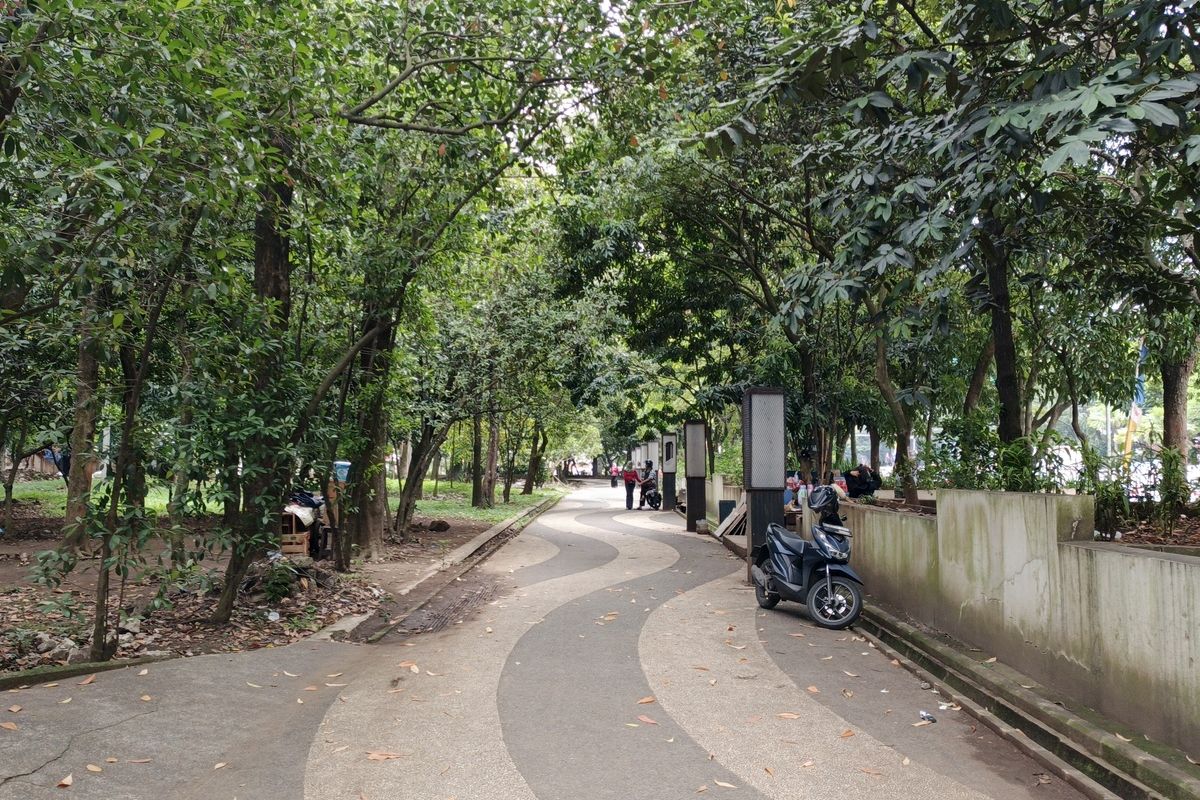 Area depan Taman Tegalega, Kota Bandung, Jawa Barat sudah sepi dari aktivitas pencarian koin digital Jagat, Senin (13/1/2025) siang.
