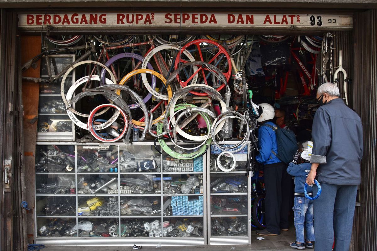 Warga Kota Bandung tampak mendatangi toko-toko, tempat servis dan onderdil sepeda di Jalan Veteran, Kota Bandung, Selasa (23/7/2020). Tren bersepeda di tengah pandemi di Bandung menguntungkan sejumlah pedagang dan servis onderdil sepeda.