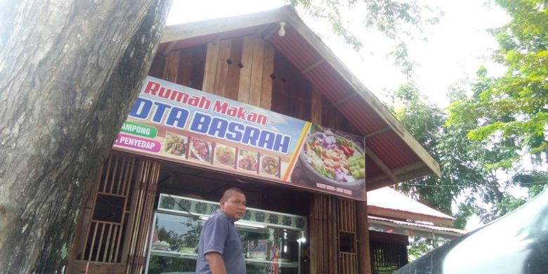 Pengunjung berdiri di depan Rumah Makan Basarah, Desa Sarah Teube, Kecamatan Rantau Selamat, Kabupaten Aceh Timur, Aceh, Senin (8/10/2018).