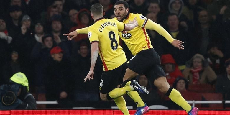 Striker Watford asal Inggris, Troy Deeney (kanan), melakukan selebrasi setelah mencetak gol kedua timnya ke gawang Arsenal pada pertandingan Premier League di Stadion Emirates, Selasa (31/1/2017). Watford menang 2-1.