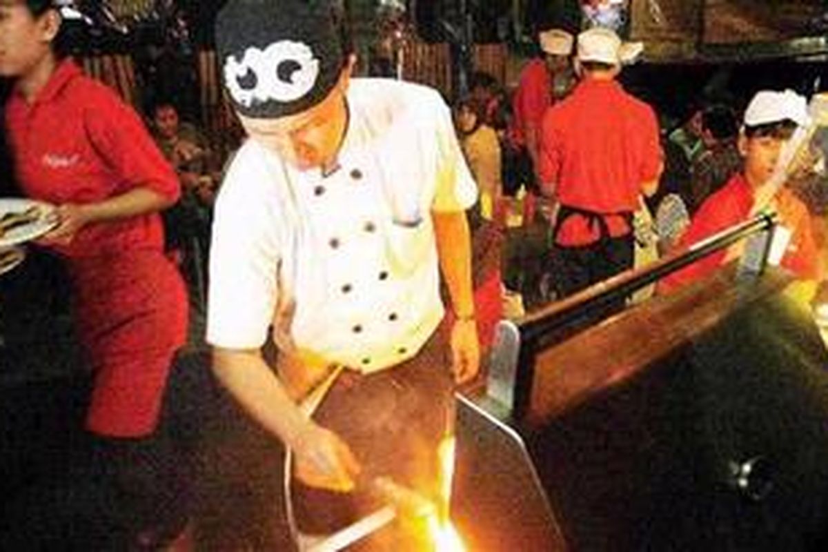 Berawal dari hobi memasak, Afit Dwi Purwanto sejak enam bulan lalu memberanikan diri memulai bisnis steak dengan bendera Steak Hotel by Holycow di bilangan Radio Dalam, Jakarta Selatan. Kini Afit total menekuni profesi barunya dan meninggalkan kerjaan lamanya sebagai karyawan di salah satu televisi swasta.