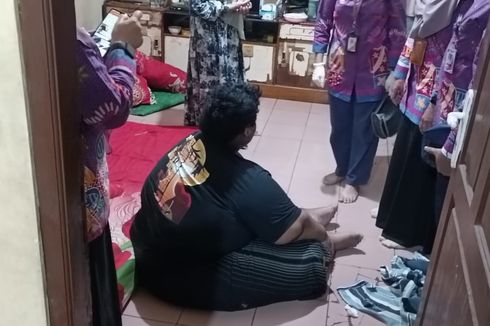 Pintu Sempit, Damkar Kesulitan Evakuasi Remaja Berbobot 230 Kg di Ceger ke Rumah Sakit