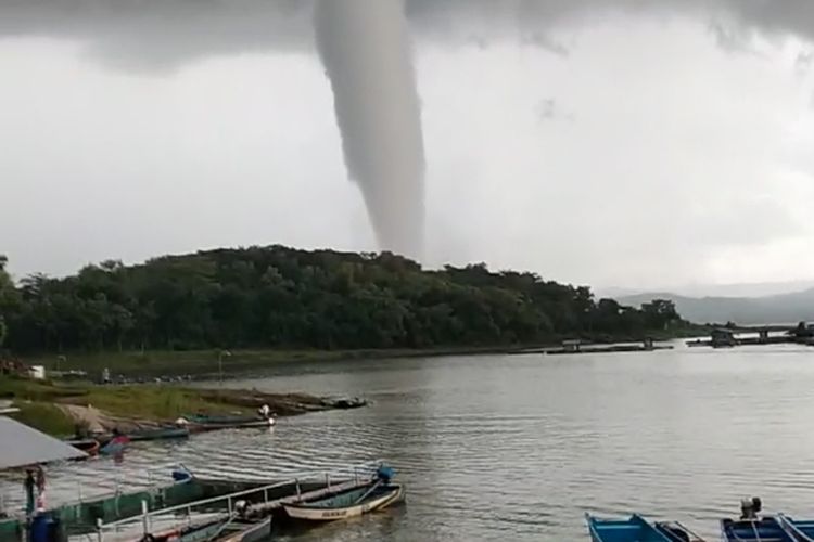 A waterspout occurred near the Gajah Mungkur dam in Wonogiri regency in Indonesias Central Java on Wednesday, January 20 causing scenes of destruction on residents property.