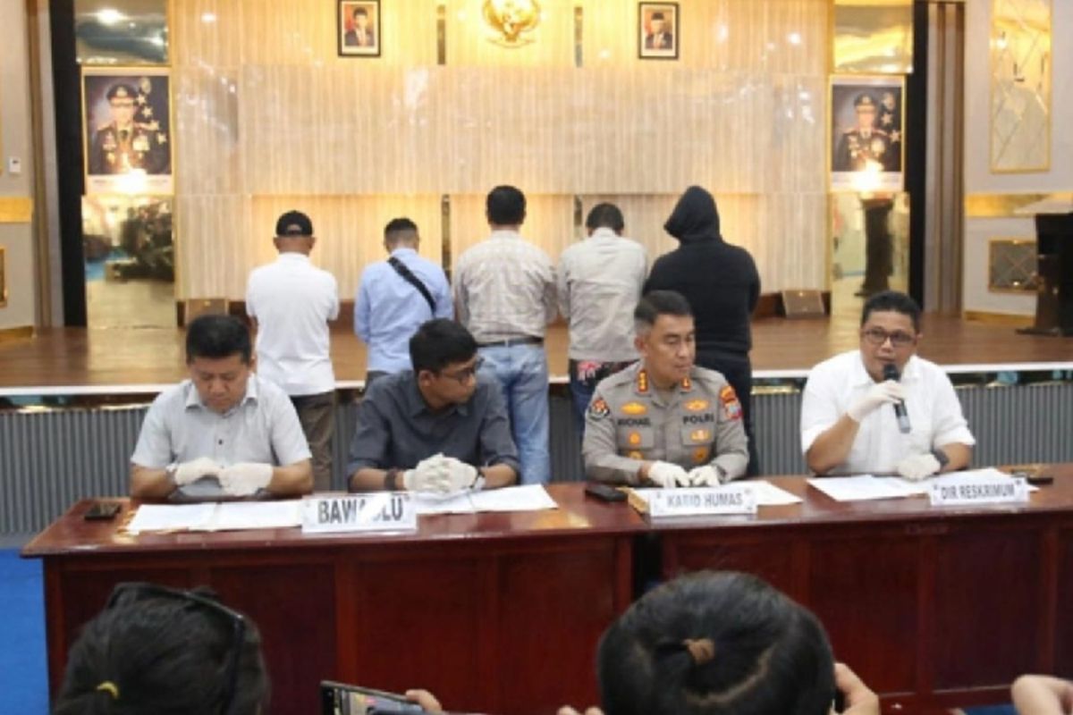 Polda Sulut menggelar konferensi pers terkait penanganan dua laporan kasus money politic atau politik uang yang ditangani oleh Ditreskrimum berdasarkan laporan dari Sentra Gakkumdu. Konferensi pers dipimpin oleh Kabid Humas Polda Sulut Kombes Pol Michael Irwan Thamsil, didampingi Dirreskrimum Polda Sulut Kombes Pol Gani Siahaan dan dua Komisioner Bawaslu Sulut, pada Selasa (27/2/2024) siang.
