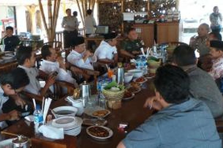  Kapolres Semarang mengundang kedua calon Bupati dan wakil Bupati beserta tim sukses masing-masing untuk makan siang di Restoran Mang Engking, Ungaran, Kamis (1/10/2015). 